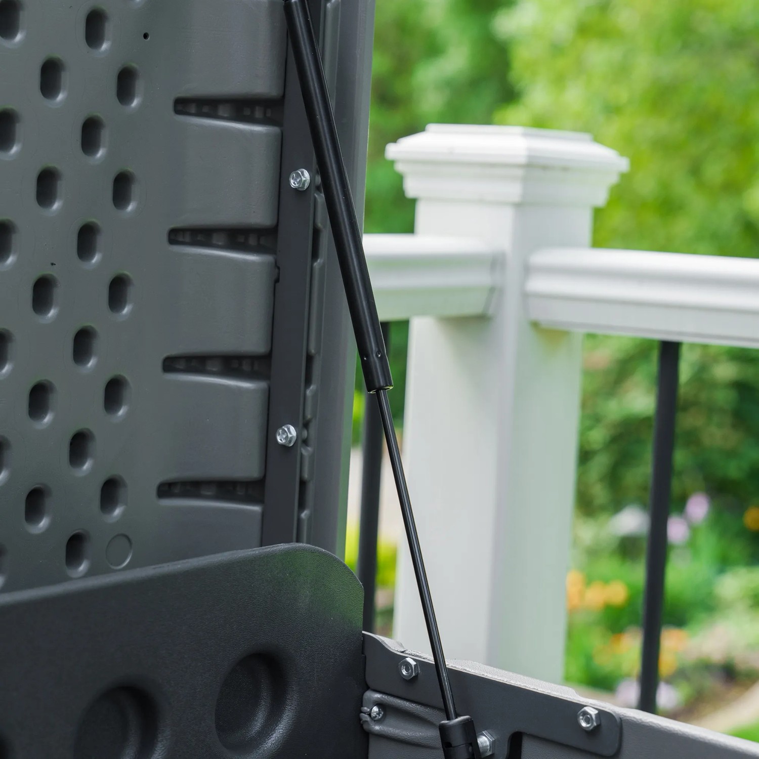 Detailaufnahme: Graue Lifetime Kissenbox (625 l) mit Gasdruckfeder und Lochmuster.