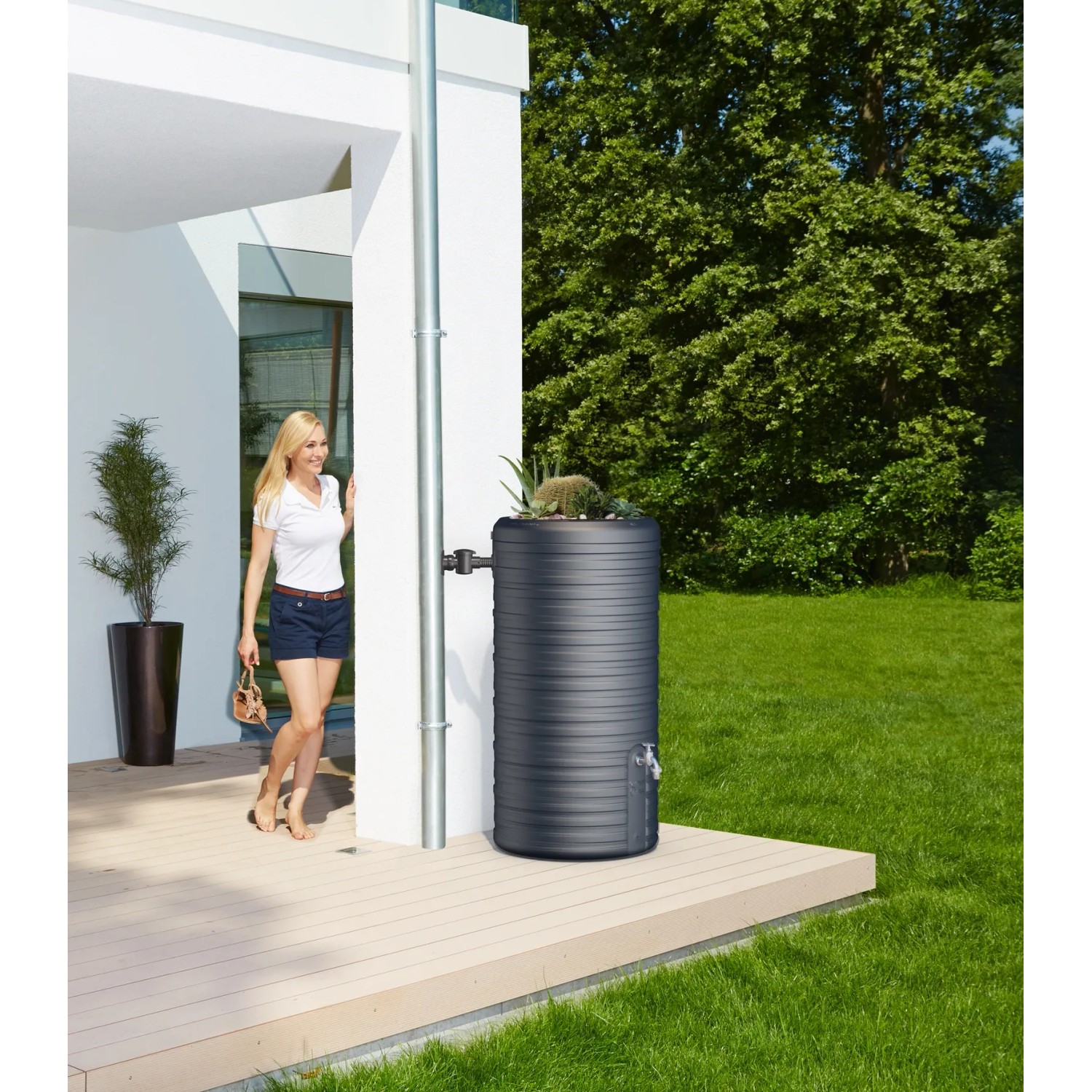 Garantia Regenwasserbehälter Nordic 2in1, 300 l, Graphitgrau mit Pflanzschale im Garten.