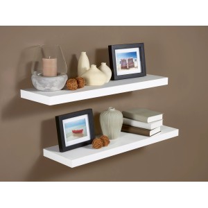 Zwei weiße Regalböden Carlton Hochglanz mit Deko an brauner Wand.