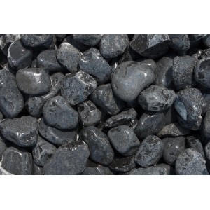 Nahaufnahme von glänzenden, schwarzen Marmor Zierkieseln (40-60mm) im PE-Sack.