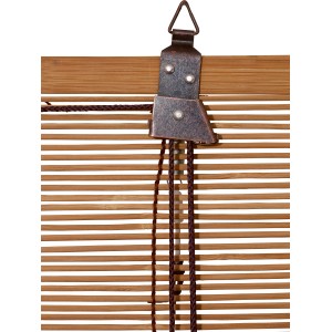 Detailaufnahme: OBI Bambus-Raffrollo (Dunkle Eiche, 80x160cm) mit Zugschnüren und Aufhängung.