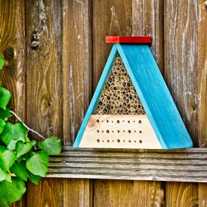 Buntes Insektenhotel Bee Bausatz im Dreieckdesign für Wildbienen und andere Nützlinge.