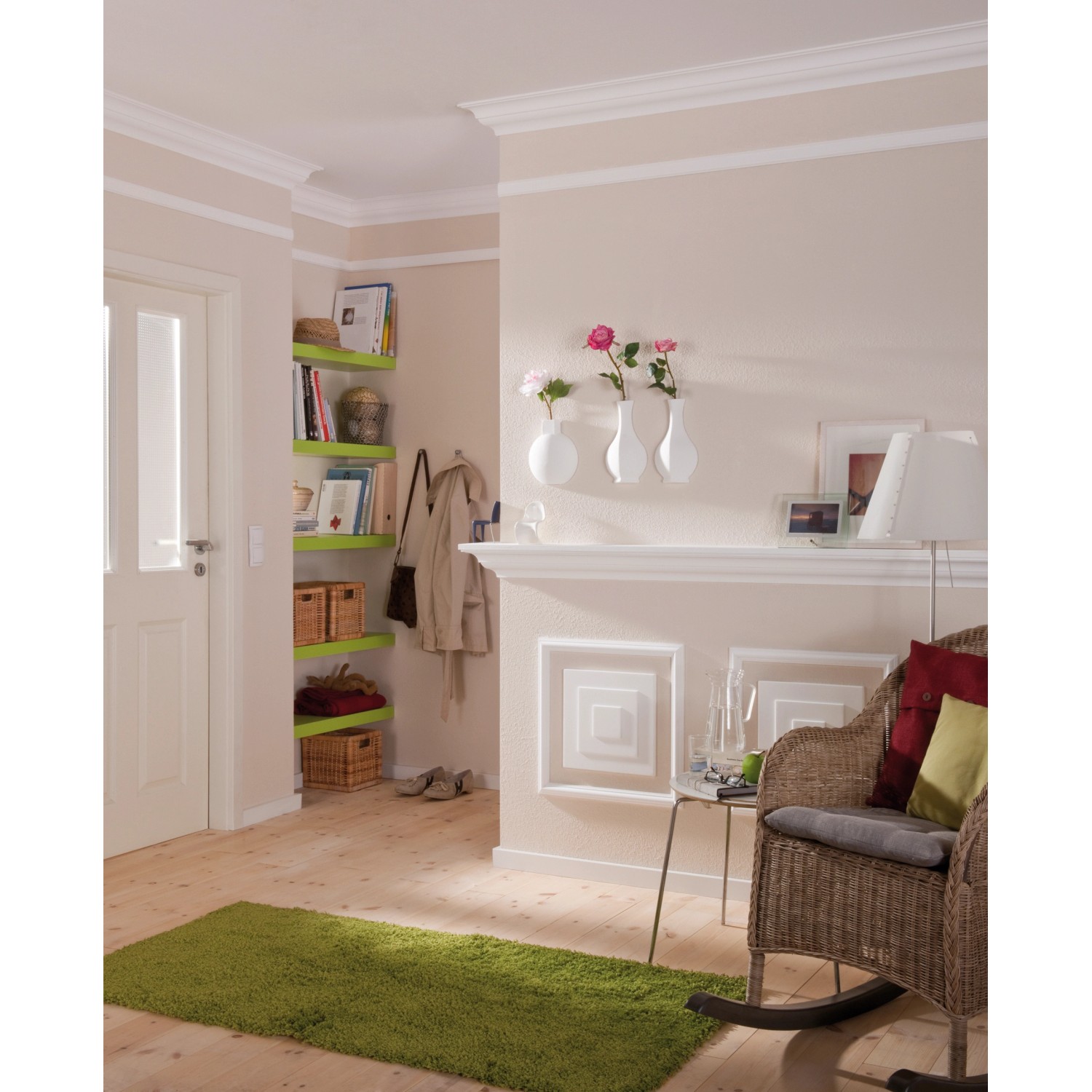 Wohnraum mit Decorate Zierprofil EZL01 an Decke und Wand, für stilvolle Raumgestaltung.