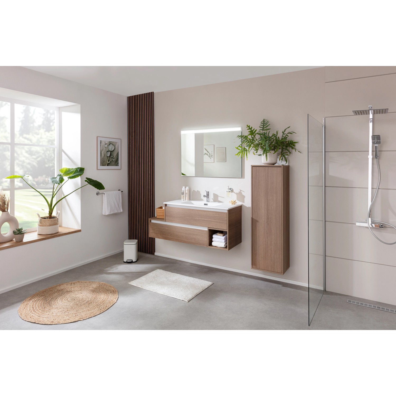 Modernes Bad mit Fackelmann Waschbecken Vita, 101 cm, matt weiß, mit Unterschrank und Spiegelschrank.