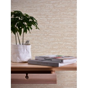 A.S. Création Vliestapete Steinoptik in Beige und Weiß an Wand mit Tisch und Dekoration.