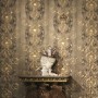 Glööckler Vliestapete Imperial Engelsflügel mit Krone in Gold auf braunem Grund.