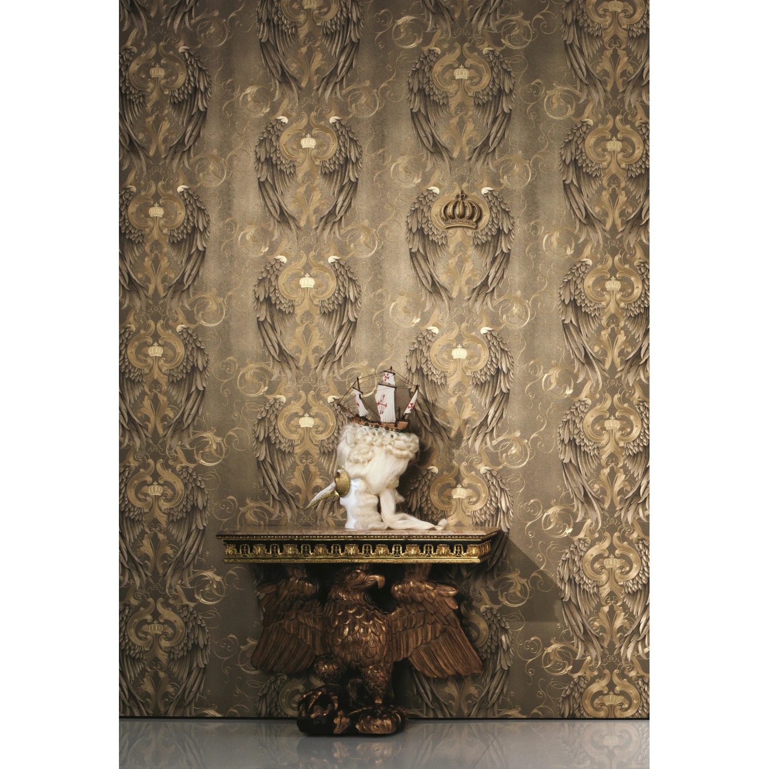 Glööckler Vliestapete Imperial Engelsflügel mit Krone in Gold auf braunem Grund.