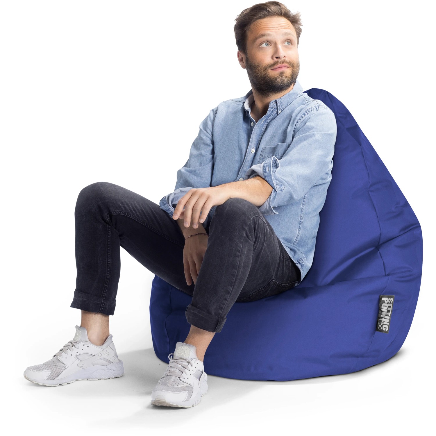 Mann sitzt entspannt auf blauem Sitting Point Sitzsack Brava 120 l. Bequemer Kinder Sitzsack.