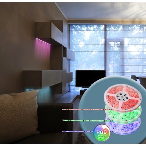 Globo LED-Strip Flexband RGB 5 m im Wohnzimmer, verschiedene Farben und aufgerollt.