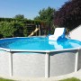Steinbach Stahlwandpool-Set Grande, Ø 549 cm, mit Poolleiter und Pool-Sessel im Garten.