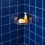 Wenko Eckablage Bari Chrom mit Schwamm und Duschgel an blauer Wand.