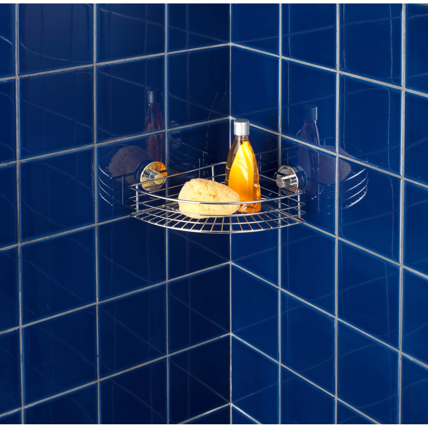Wenko Eckablage Bari Chrom mit Schwamm und Duschgel an blauer Wand.