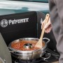 Petromax Camping Backofen aus Edelstahl in Nutzung auf einem Gaskocher mit Speise