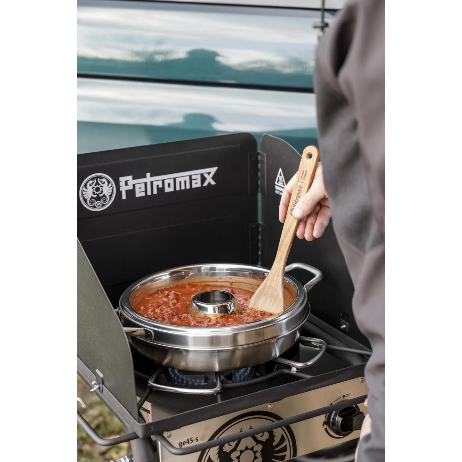 Petromax Camping Backofen aus Edelstahl in Nutzung auf einem Gaskocher mit Speise