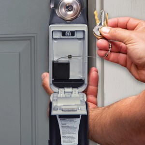 Master Lock Schlüsseltresor mit Schlüssel-Kabel. Schlüssel werden in den Tresor gelegt.
