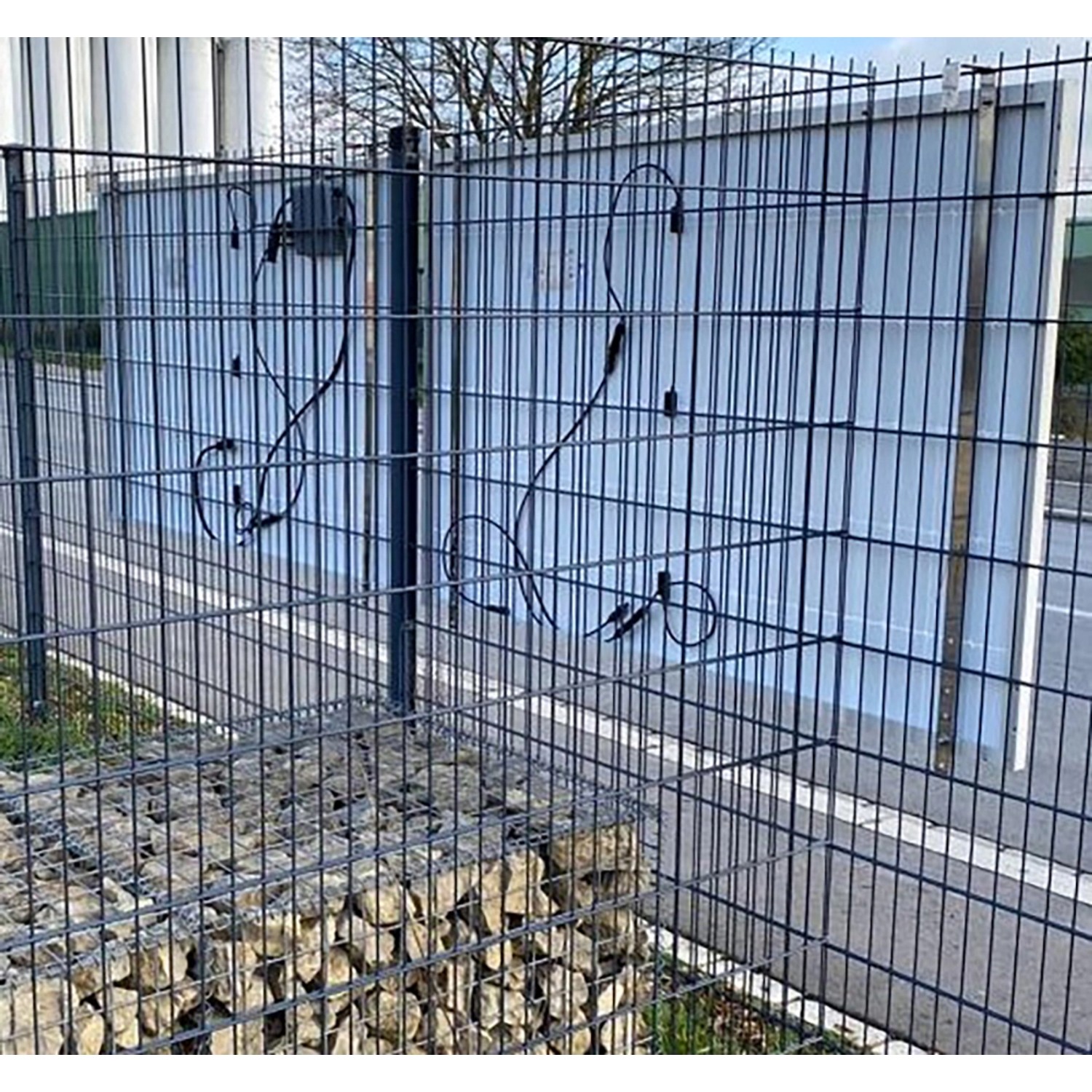 Absaar Solar Balkonkraftwerk-Set mit zwei 410W Panels an einem Zaun befestigt.