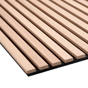 Akustikpaneel Eiche: Wandpaneel aus Sperrholz mit schwarzem Filz für verbesserte Raumakustik.