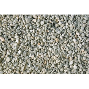 Nahaufnahme von Pflastersplitt 4-8 mm, hellbeige, im PE-Sack (25 kg).