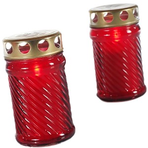 Zwei rote Grablampen 'Iglesia A' aus Glas mit goldfarbenem Deckel und weißer Kerze.