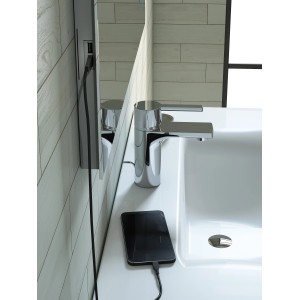 LED-Spiegel Lina 60x80 mit Touch, USB-Anschluss und Handy-Tasche im Bad.