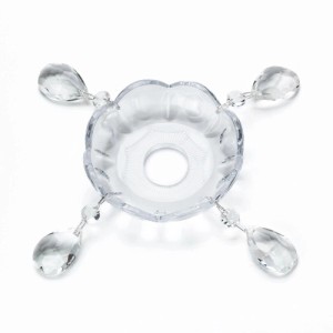 Transparente Kristall-Lichtschale Bobeche für Kronleuchter, mit geschwungenem Rand und vier Kristallanhängern.