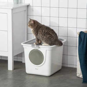 Graue Katze auf weißer PawHut Katzentoilette mit grauem Gitterdach. Geschlossenes Katzenklo aus Kunststoff.