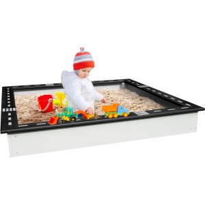 Quadratischer Sunny Sandy Sandkasten mit Rennbahn-Design, inklusive Spielzeug und Kind.