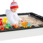 Quadratischer Sunny Sandy Sandkasten mit Rennbahn-Design, inklusive Spielzeug und Kind.