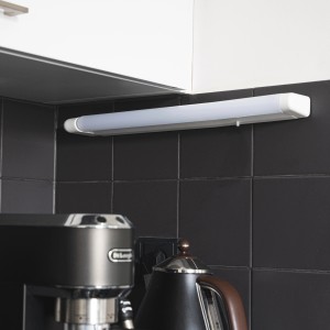 LED-Leuchtmittel S14s Linienform, 7,5W, unter Küchenschrank montiert.