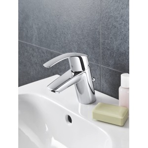 Grohe Eurosmart Waschtischarmatur S-Size in Chrom auf weißem Waschbecken.