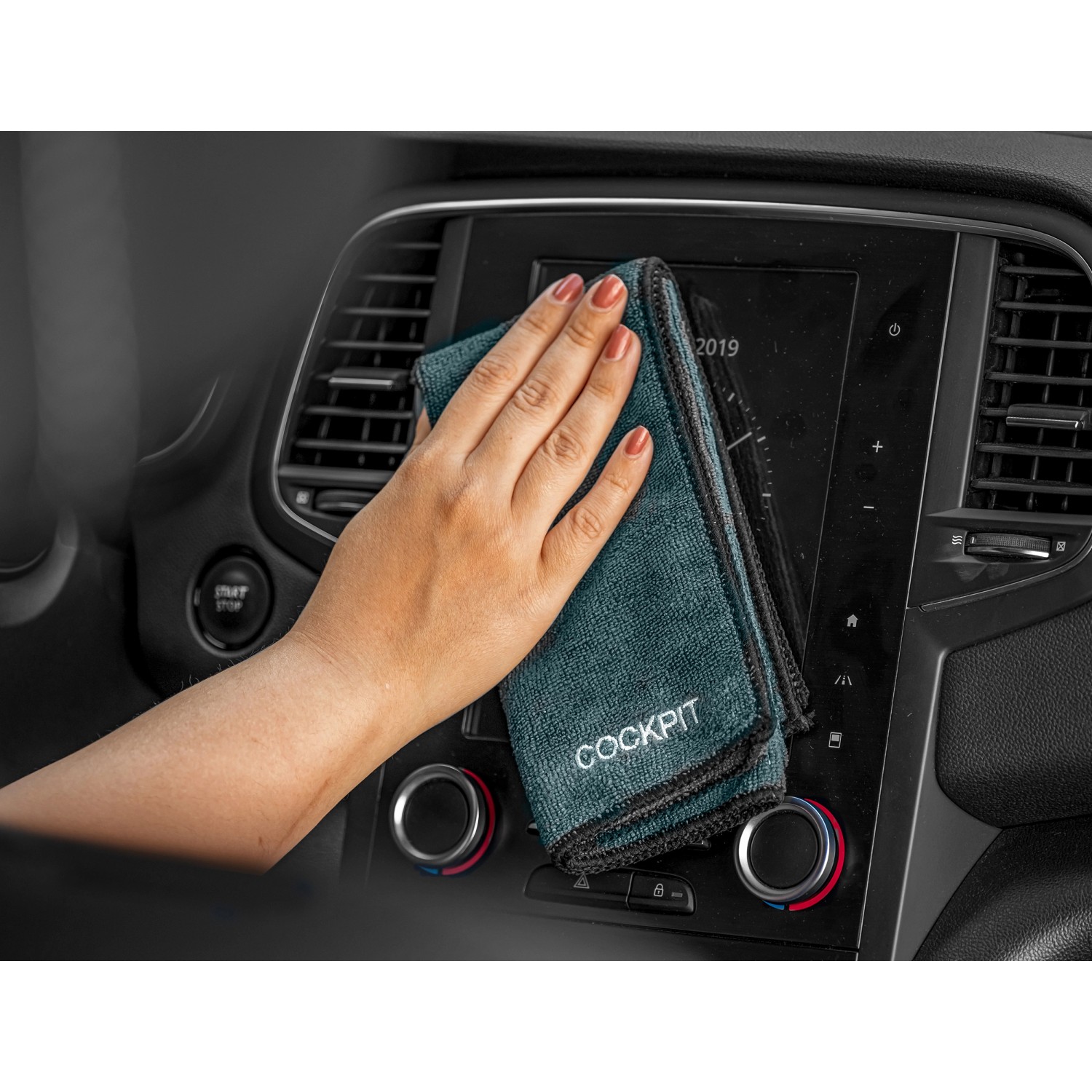 Apa Autopflege-Set: Hand reinigt Cockpit mit blauem Cockpittuch. Autopflege für streifenfreie Sauberkeit.