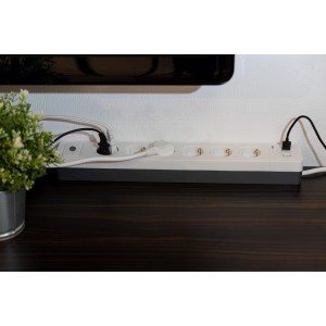 Weiße REV Ritter 6-fach Steckdosenleiste mit USB-Anschlüssen und angeschlossenen Geräten.