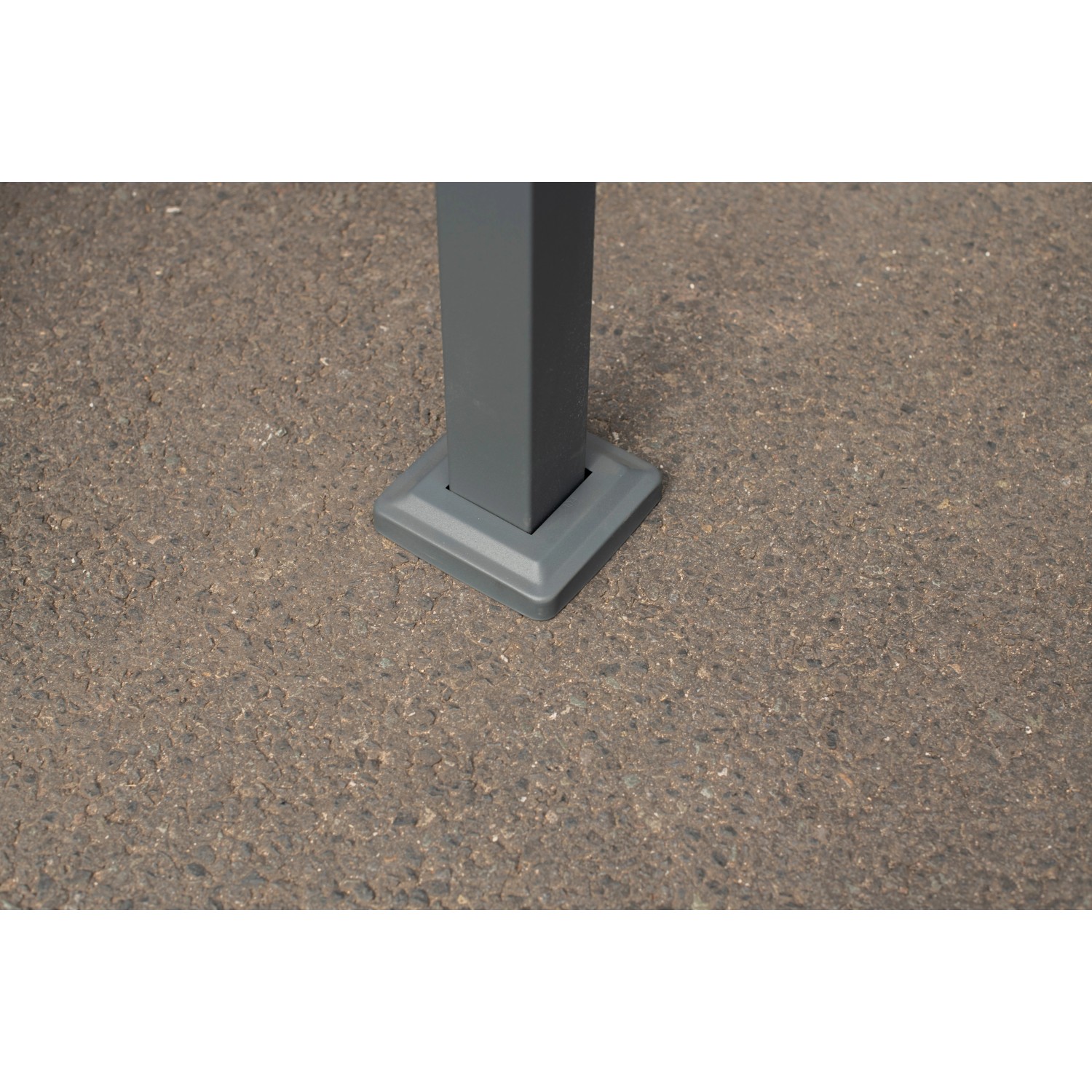 Detailaufnahme: Fuß einer grauen Westmann Mülltonnenverkleidung Planum aus Metall.