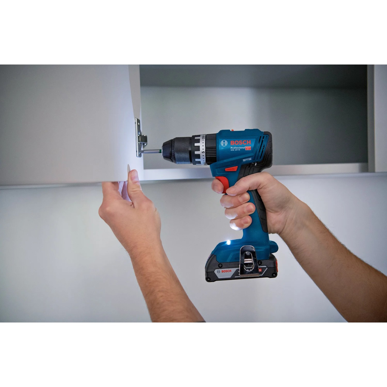 Bosch Professional Akku-Schlagbohrschrauber beim Schrauben in einen Schrank.