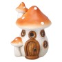 Dekorativer Terrakotta-Pilz in Orange mit weißen Punkten, Holztür und Fenstern. Charmante LED-Figur.