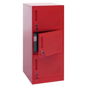 Roter MCW Spind P63 mit 3 Türen, eine Tür ist geöffnet. Büroschrank aus Stahl mit Lüftungsschlitzen.