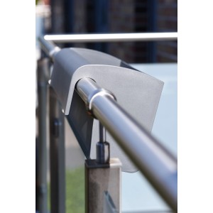 Detailaufnahme: Vivanno Balkonkasten Classico 80 cm, Anthrazit, Halterung am Geländer.