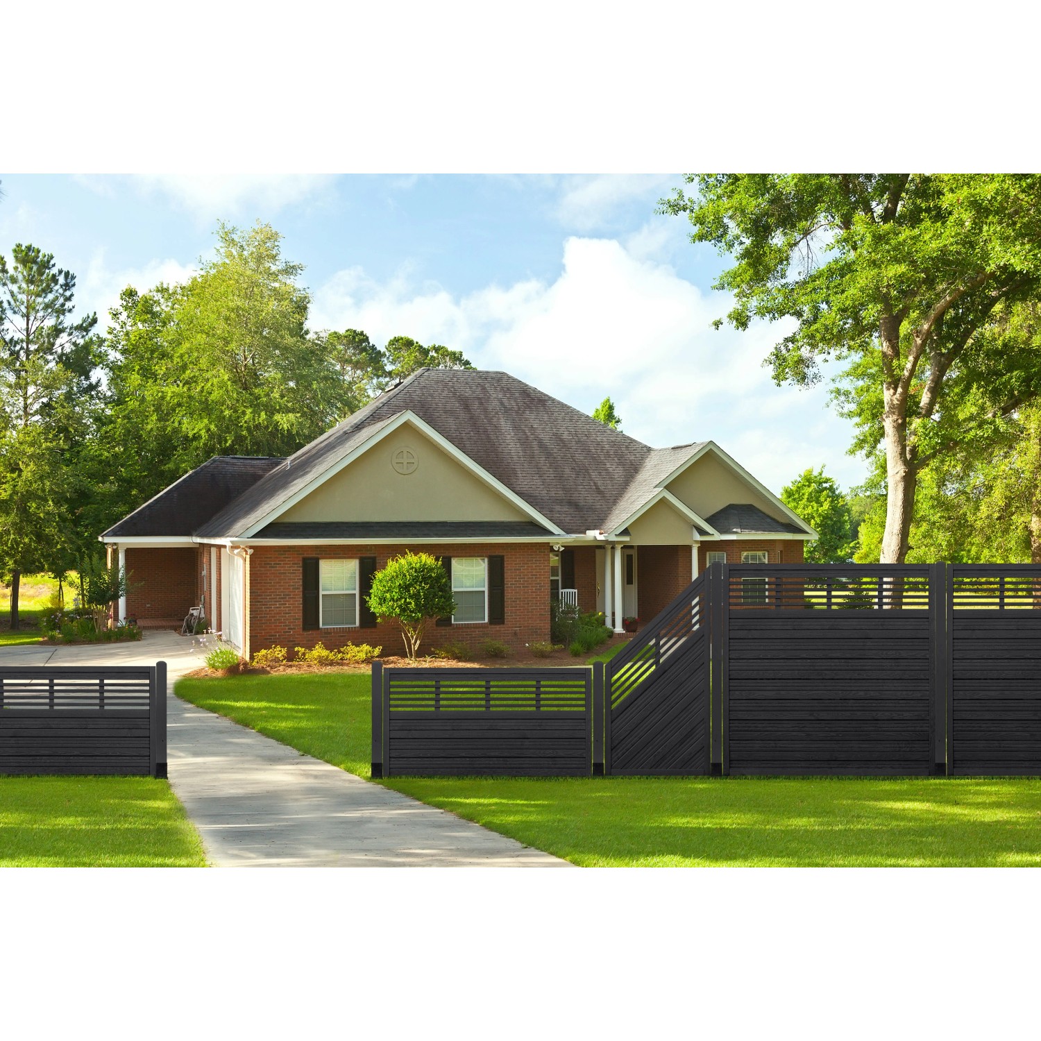 Anthrazitfarbener Sichtschutzzaun Nicea (180x90cm) aus Kiefernholz vor einem Haus.