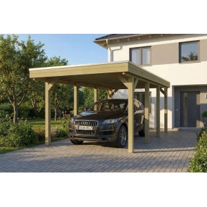 Grüner Skan Holz Carport Friesland mit Flachdach und Stahl-Dachplatten, 320x555 cm, schützt ein Auto vor dem Haus.
