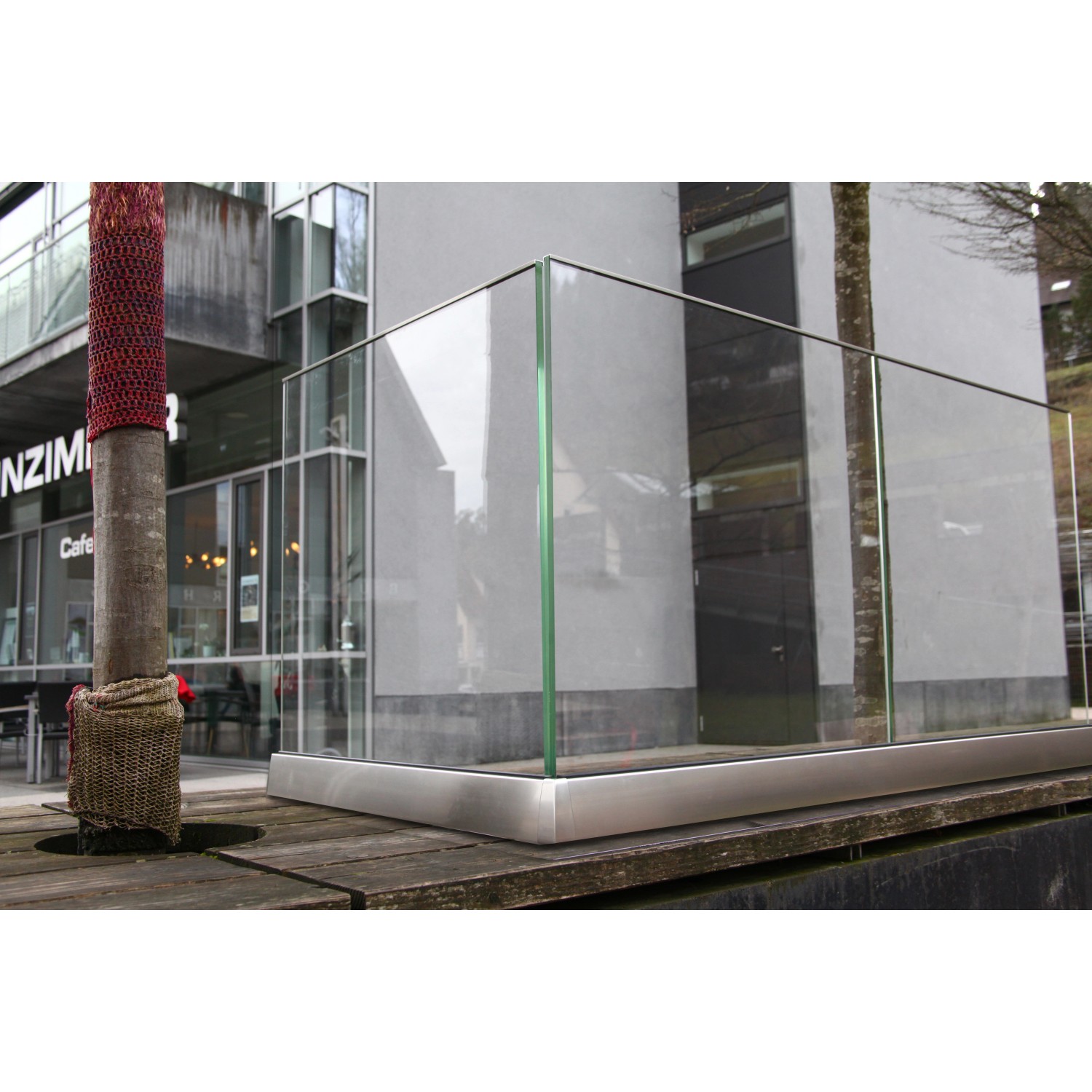 Modernes Ganzglasgeländer mit Klarglas und Aluminiumprofil für Balkon und Terrasse, 1 Laufmeter.