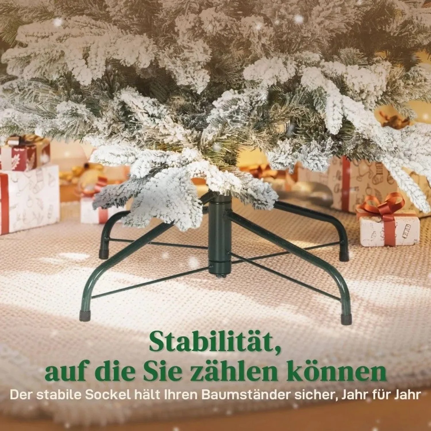 Stabiler grüner Metallfuß eines beflockten HOMCOM Weihnachtsbaums. Weiße Schneeschicht auf den Zweigen, festliche Umgebung.