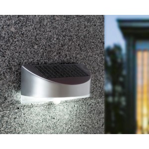Silberne LED Solar-Wandleuchte Bread mit Bewegungsmelder an grauer Wand.