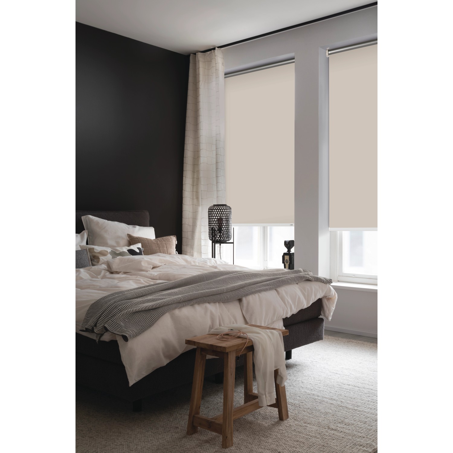 Beige Schöner Wohnen Thermo-Rollos (45x150cm) im Schlafzimmer, verdunkelnd und wärmeabweisend.