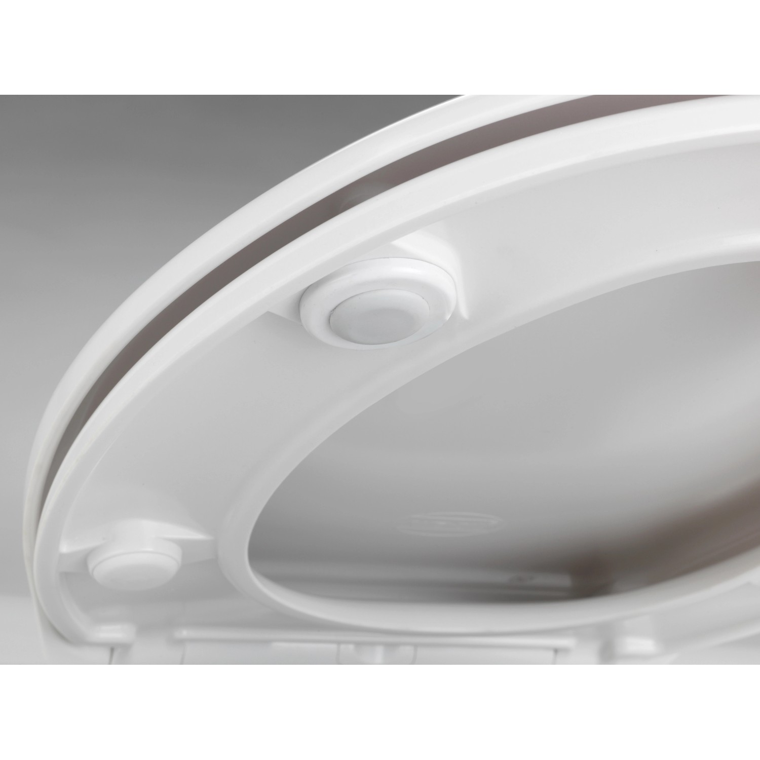 Detailansicht des weißen Wenko WC-Sitz Gubbio mit Absenkautomatik und antibakterieller Oberfläche.