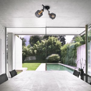 Schwarze Näve Wand- und Deckenleuchte mit zwei goldenen Spots im Retro Design.