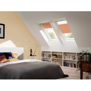 Helles Schlafzimmer mit zwei weißen Velux Dachfenstern GGL MK06 2070 mit orangefarbenen Rollos.