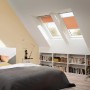 Helles Schlafzimmer mit zwei weißen Velux Dachfenstern GGL MK06 2070 mit orangefarbenen Rollos.