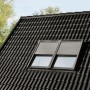 Solar Rollladen CK02 Alu für Dachfenster, geschlossen auf dunklem Dach.