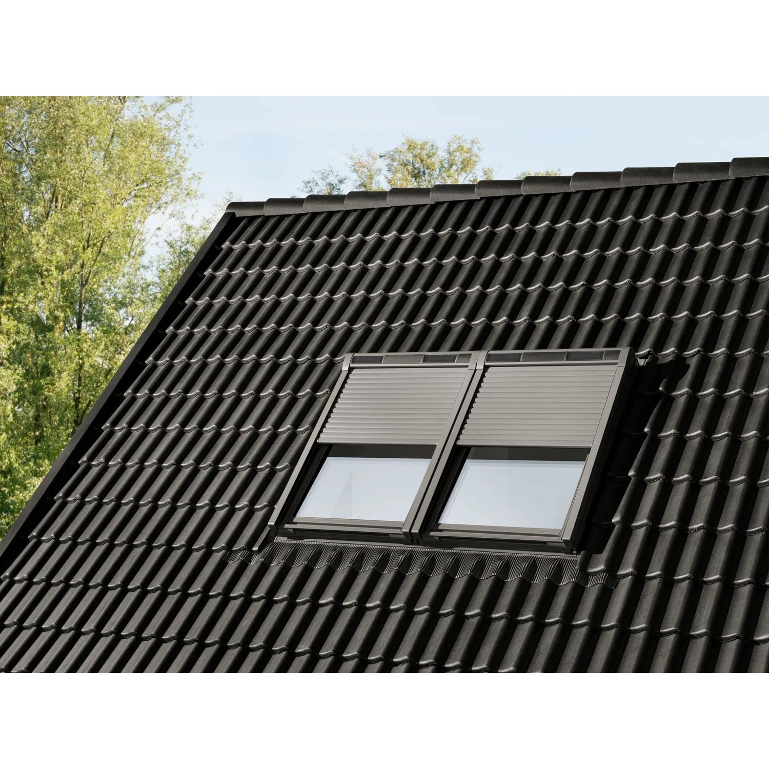 Solar Rollladen CK02 Alu für Dachfenster, geschlossen auf dunklem Dach.