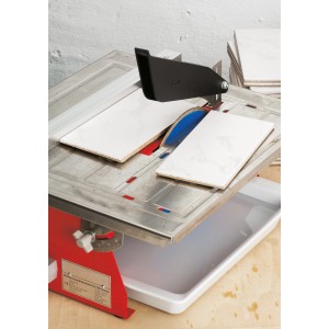 LUX Diamant-Trennscheibe 180 mm im Einsatz beim Fliesenschneiden.